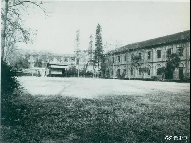 　　1927年3月18日，毛澤東出席在武昌舉行的河南武裝農(nóng)民代表大會，并作湖南農(nóng)運(yùn)狀況報告。圖為大會會場——武昌農(nóng)講所大操場。