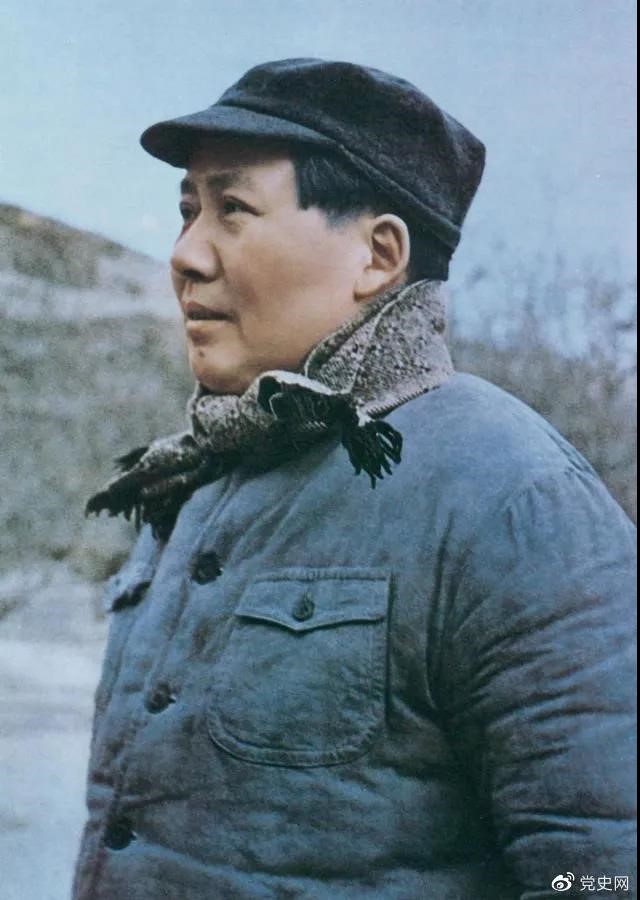 　　1947年3月18日，中共中央機(jī)關(guān)主動撤離延安。毛澤東和周恩來、任弼時等繼續(xù)留在陜北，指揮全國人民解放戰(zhàn)爭。這是轉(zhuǎn)戰(zhàn)陜北前夕的毛澤東。